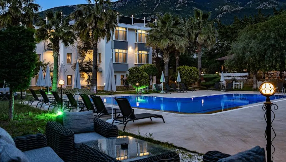 CARRINGTON SUITES HOTEL